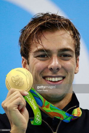 金メダルを持ち、微笑むイタリアのグレゴリオ・パルトリニエリ選手